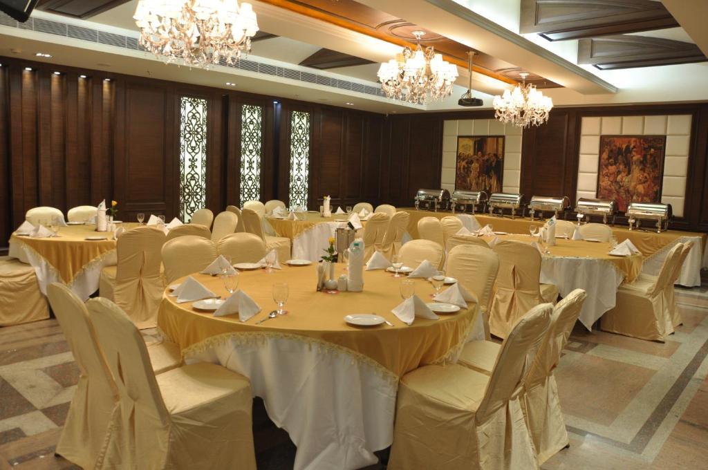 Amara Hotel Chandīgarh Buitenkant foto